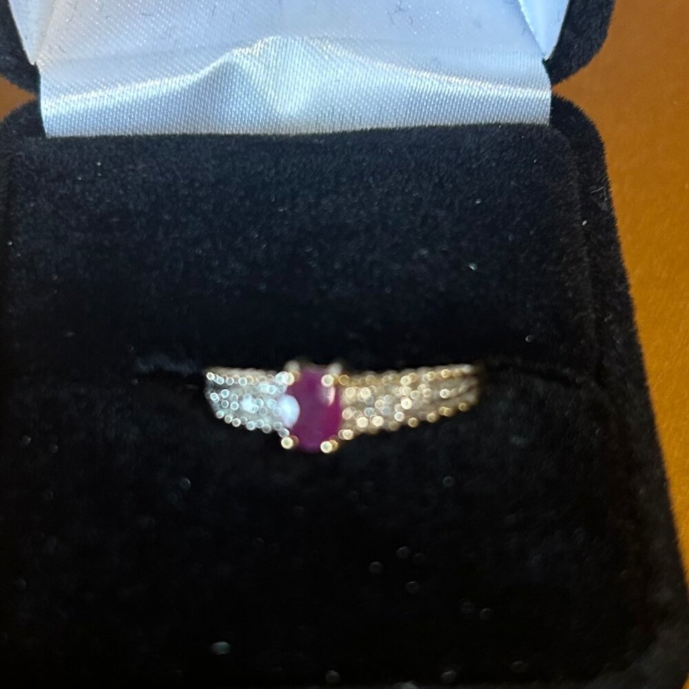 10 kt Yellow gold ruby and diamond cocktail ring